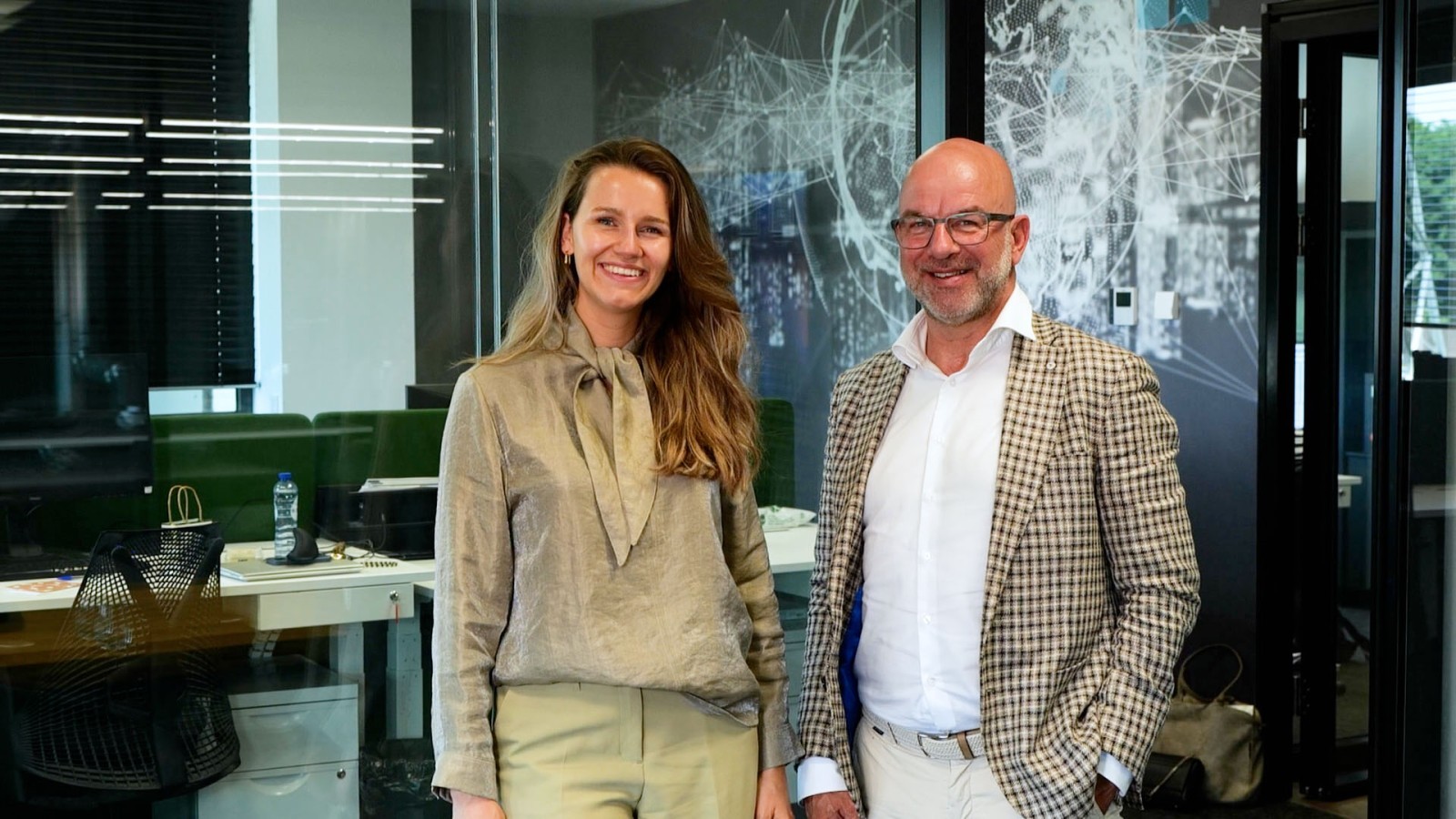 Director OTTO Global Services Sophie van Hoenselaar met Ad Verwijs, Directeur zorgvernieuwing Aethon